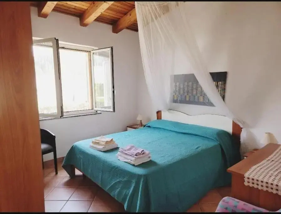 Adorable 2 bedroom bungalow close to the beach