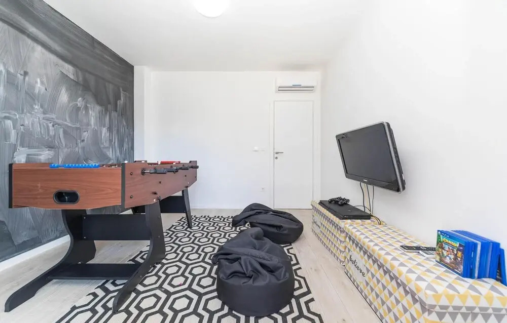 Amazing Home in Kastel Novi With Wifi and 8 Bedrooms