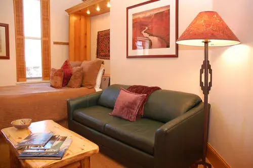 Independence Square Lodge by Frias