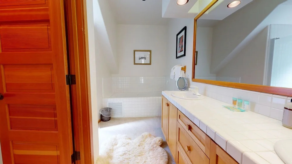 Snowcreek V 760 Pet-Friendly, Amazing Mountain Views, Private 2 Car Garage, Washer Dryer by RedAwning
