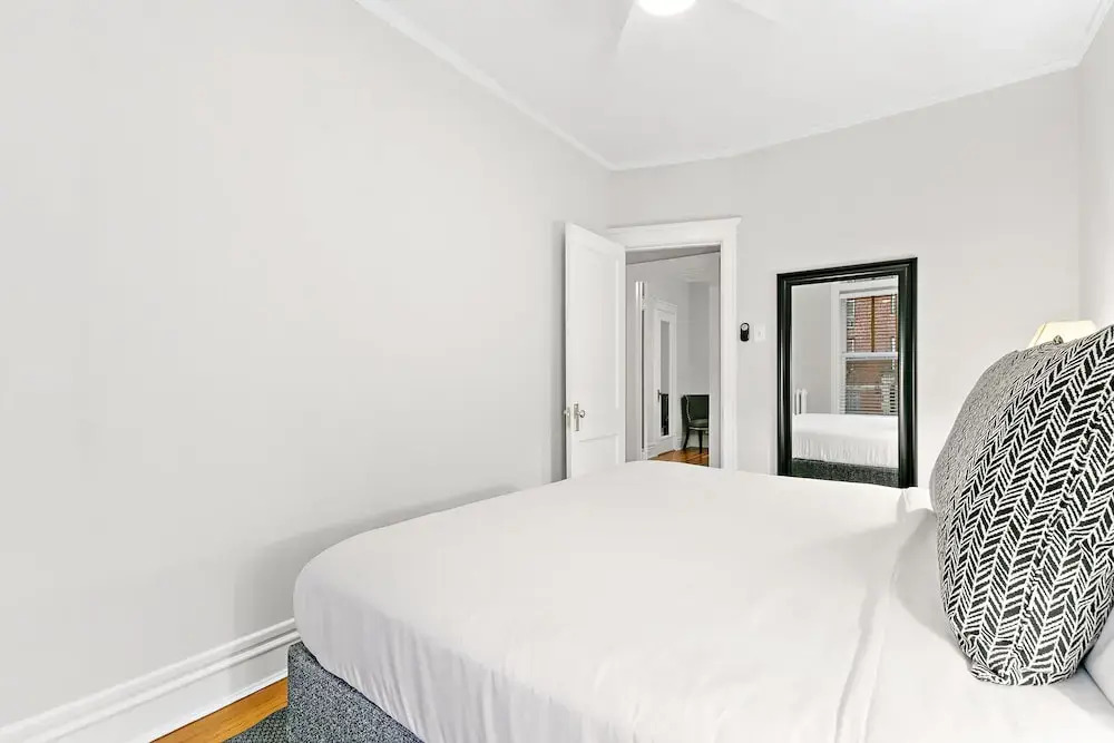 Chic 2BR Escape - Buckingham 1