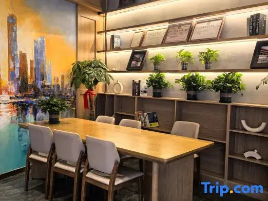Yinman Hotel (Beijing 798 Art Center Gaojiayuan Metro Station Branch)