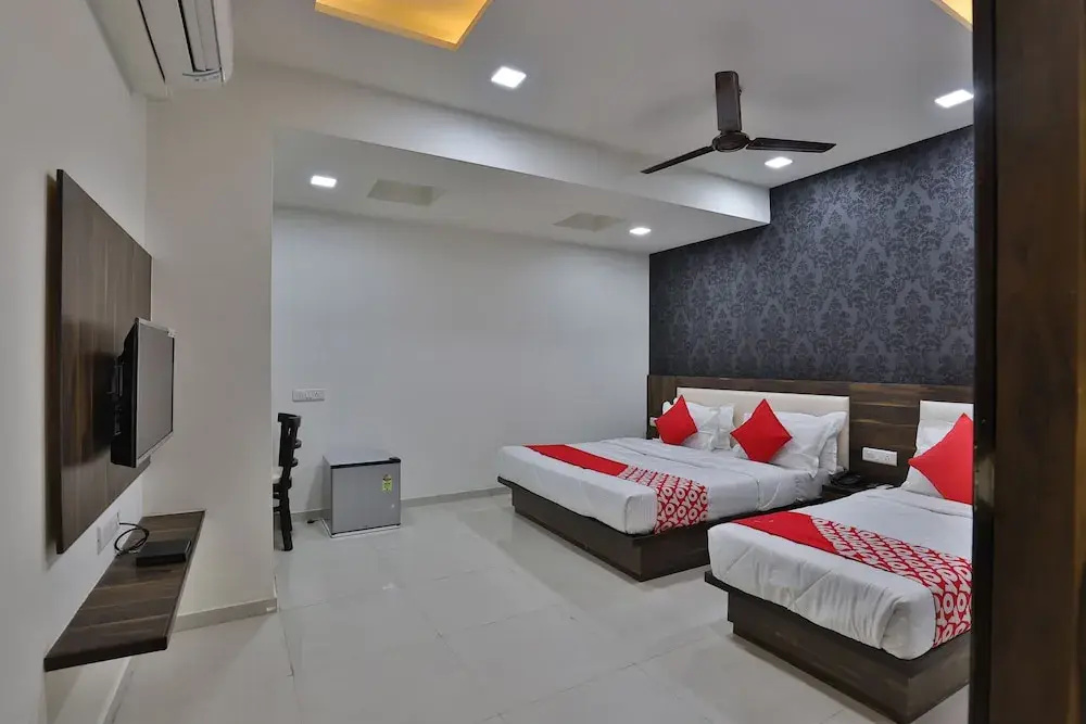 OYO 27930 Hotel Dev Palace