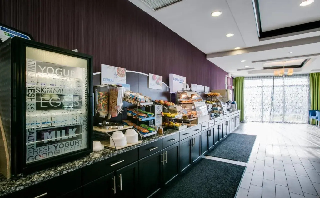 Holiday Inn Express & Suites Charleston Arpt-Conv Ctr Area by IHG
