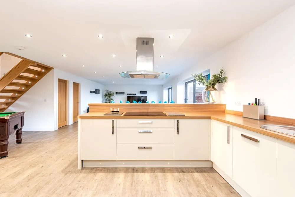 Lincoln 4-Beds Sleeps 13 Hot Tub & Pet Friendly