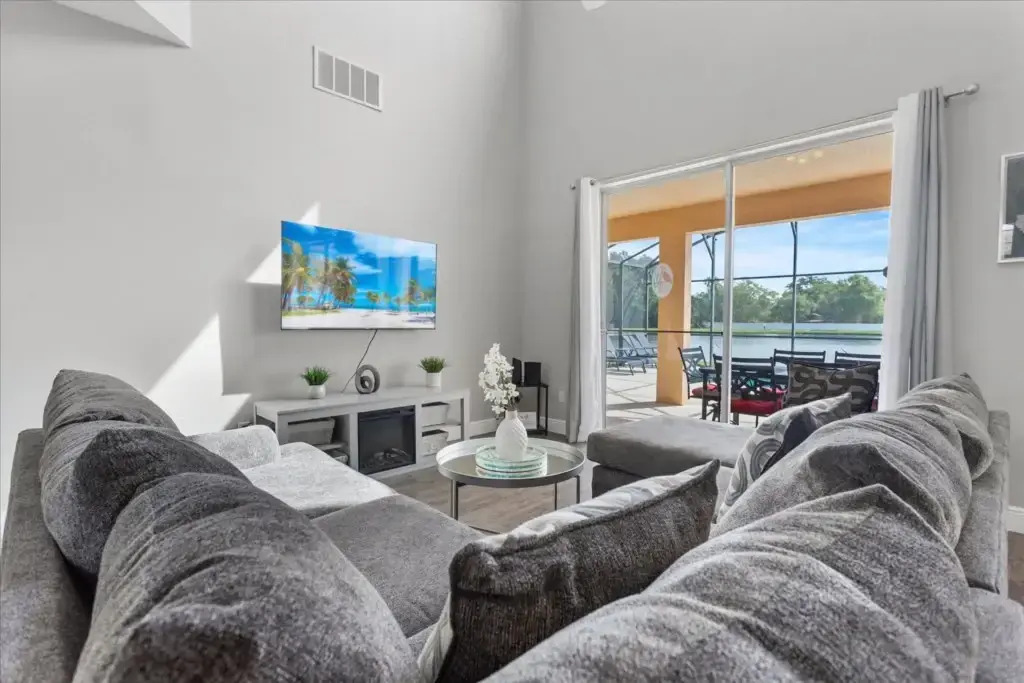 6 Bedrooms 45 Bathrooms Seasons 1270 Sb