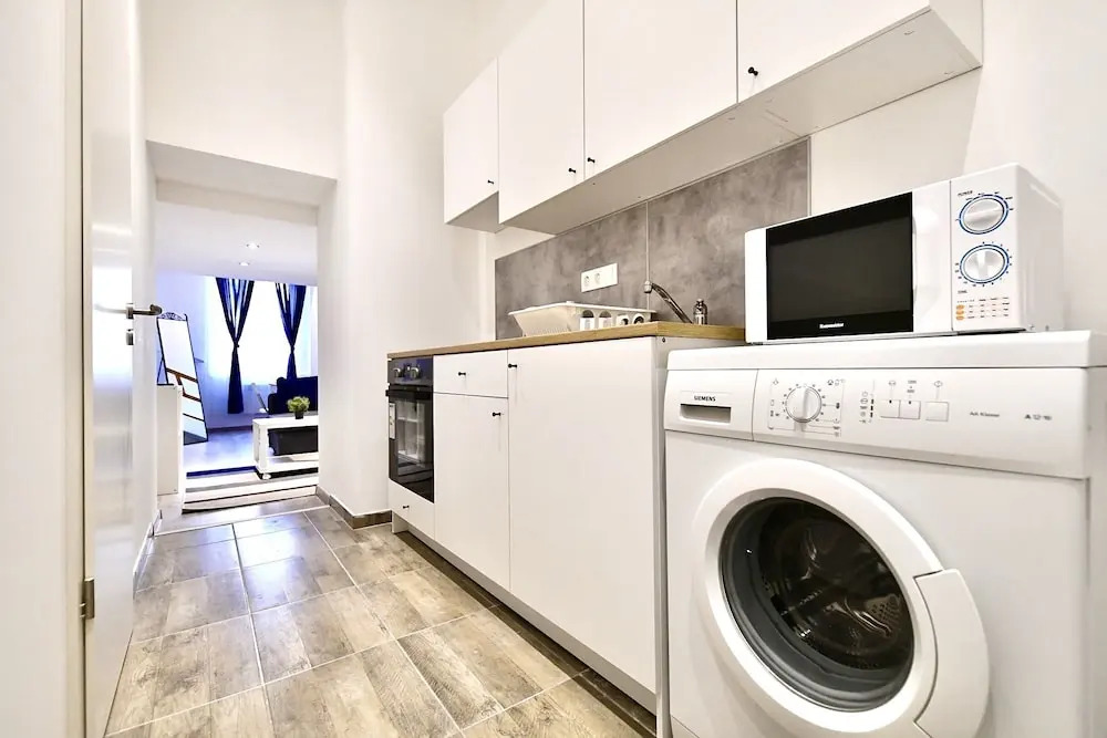 Cosy two bedroom flat in Rottenbiller str, Sky