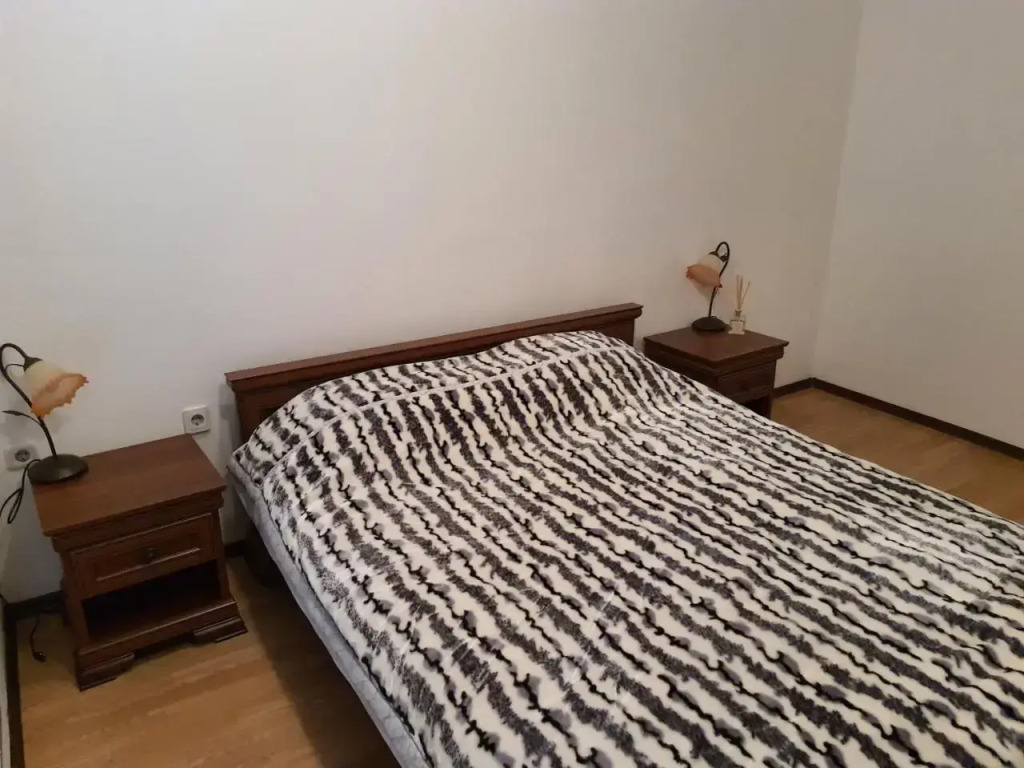 Homey 1-bed condo, fastest internet, free parking