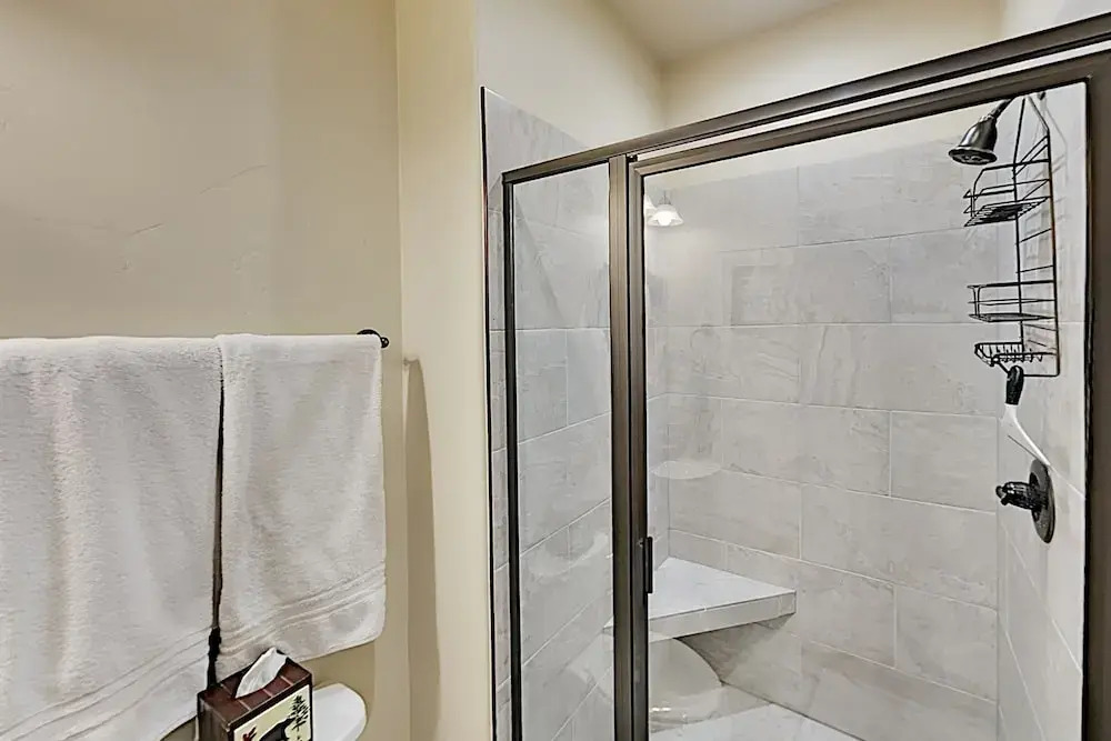 Upscale Decks, Heated Garage, Near Shuttle 3 Bedroom Townhouse