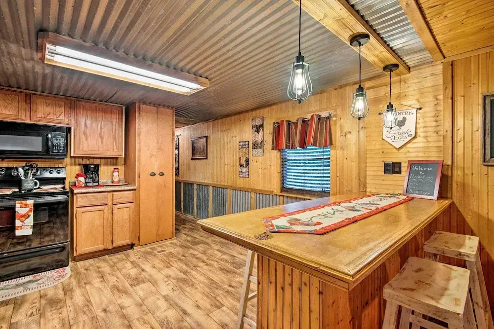 Private Hot Tub & Deck! Cabin Near Broken Bow Lake
