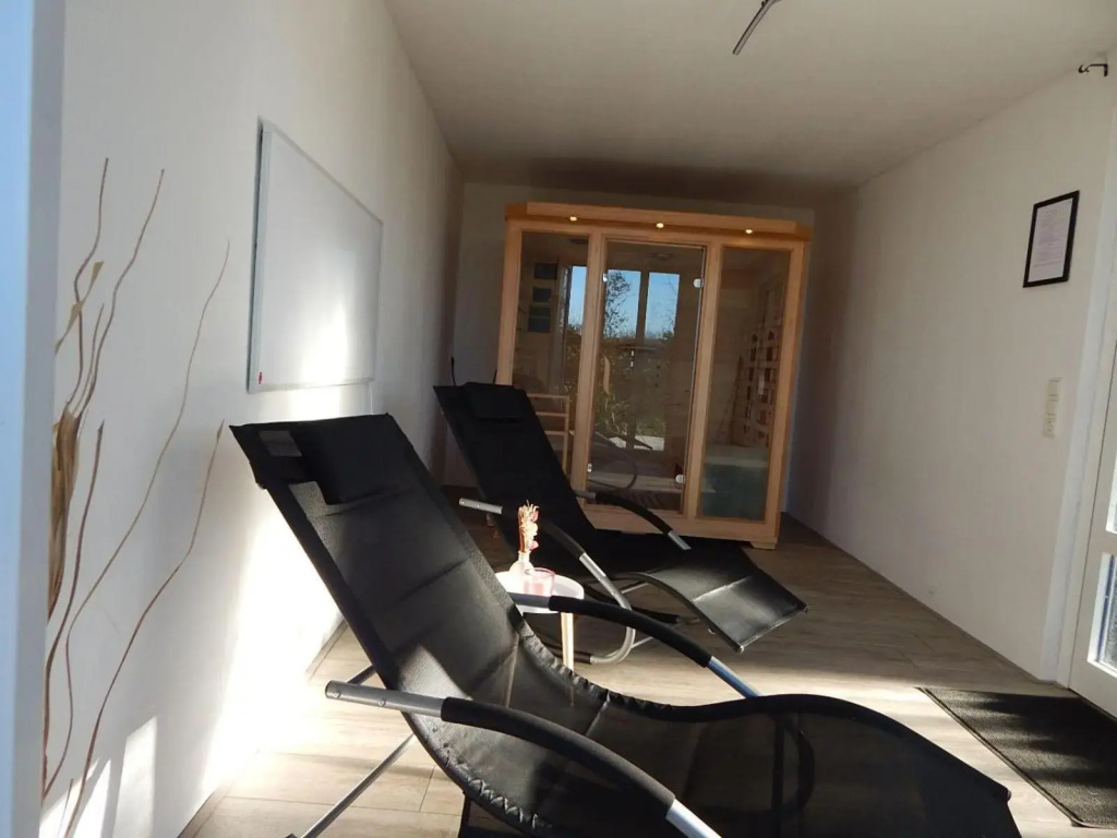 Wunderschoenes-freistehendes-Ferienhaus-an-der-See-Sauna-Strand-Yachthafen-WLAN