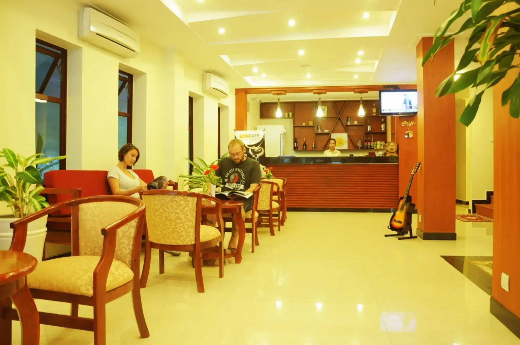 V N E Hotel
