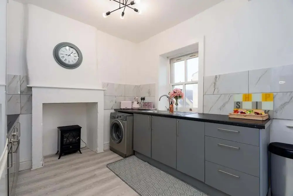 Cosy Cottage - Sleeps 6, Parking & Pet Friendly!