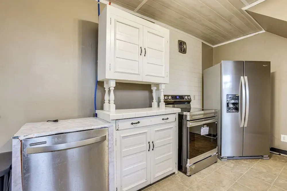 Near University Ave! Pet-friendly 3BR w/ Foosball!