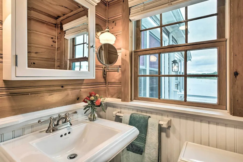 Charming Bristol Cottage w/ Private Beach