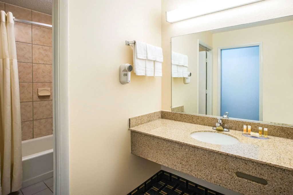 Days Inn by Wyndham Roanoke Hollins Near I-81