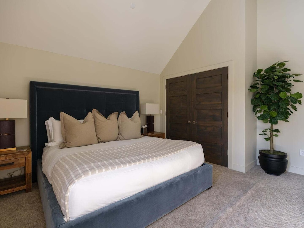 7 Rolling Ridge 6 Bedroom Home