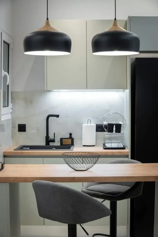 Stylish 2BR flat near hospital & metro