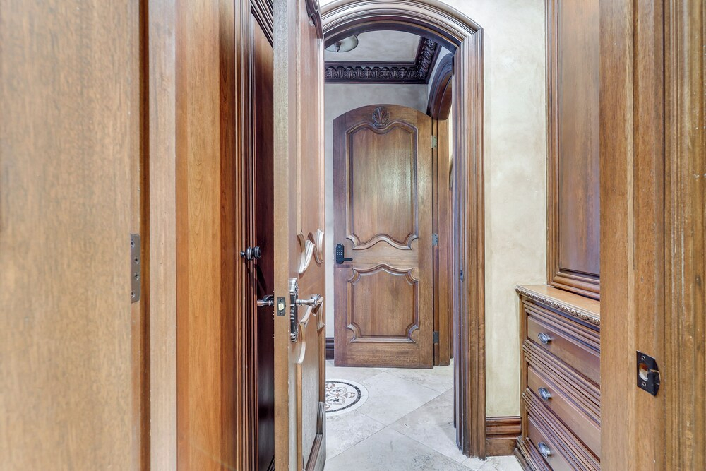 Grand 9,000-sq-ft Estate! Luxurious Socal Getaway