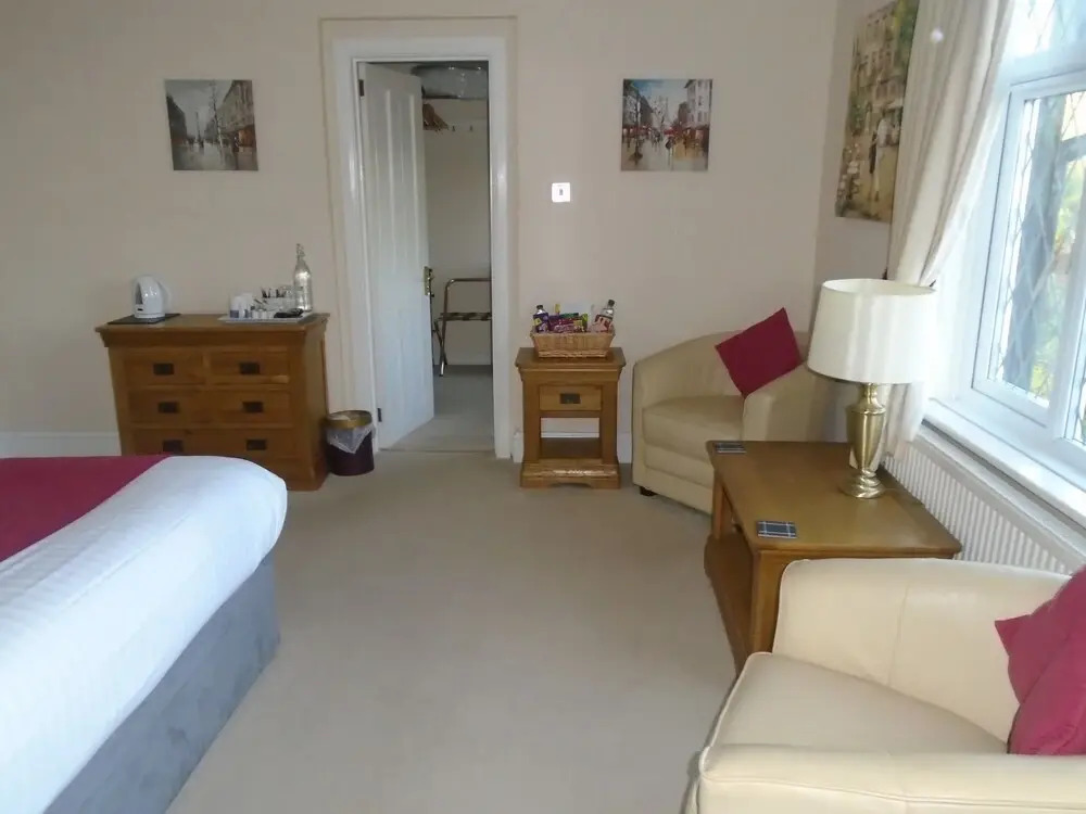 Trumbles Gatwick B&B, Peaceful Stay with Parking & Easy Airport Access