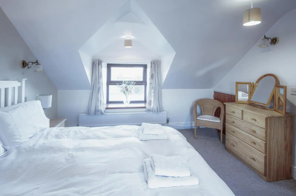 Stormy Castle - 6 Bedroom Sleeps 14 - Llangennith