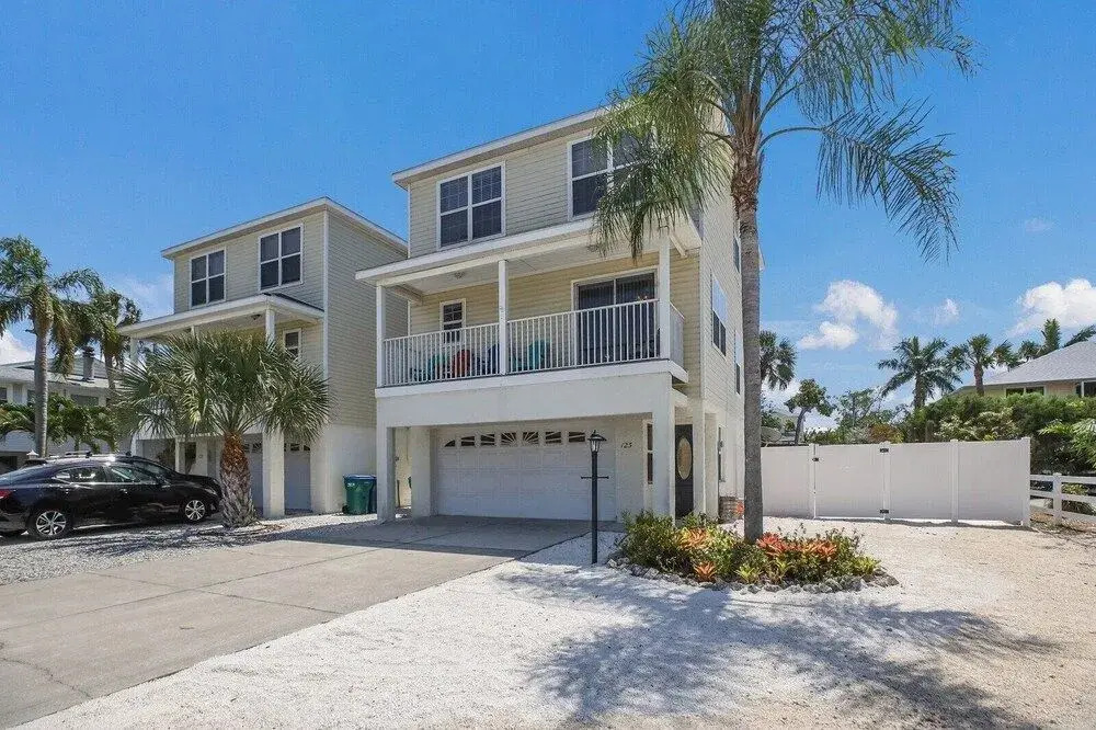 Dolphin Resort 3 Bedroom Home by RedAwning