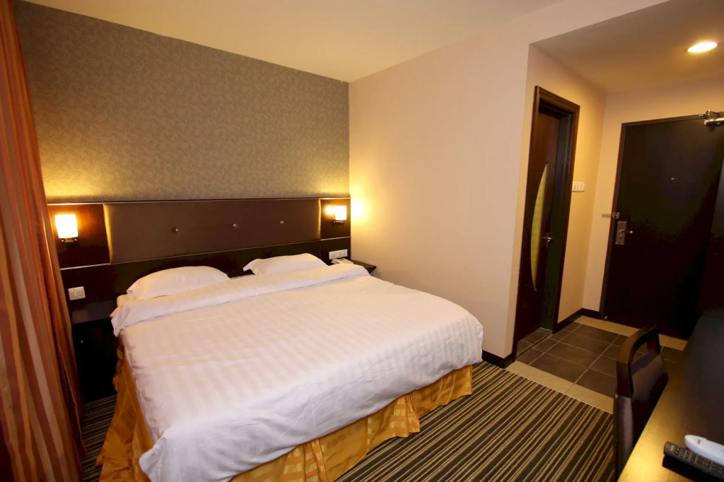 1 City Hotel