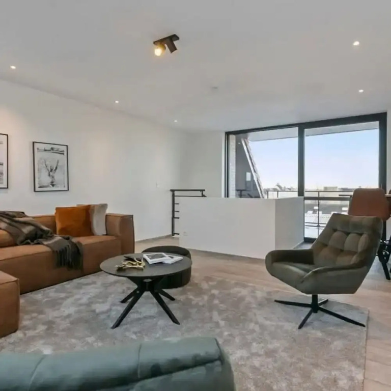 Spacious 3 Bedroom Apartment With Private Garage