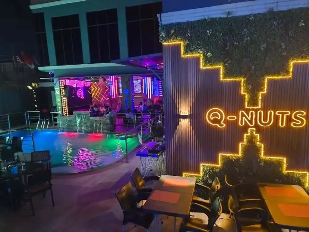 Q Nuts Lounge And Suites