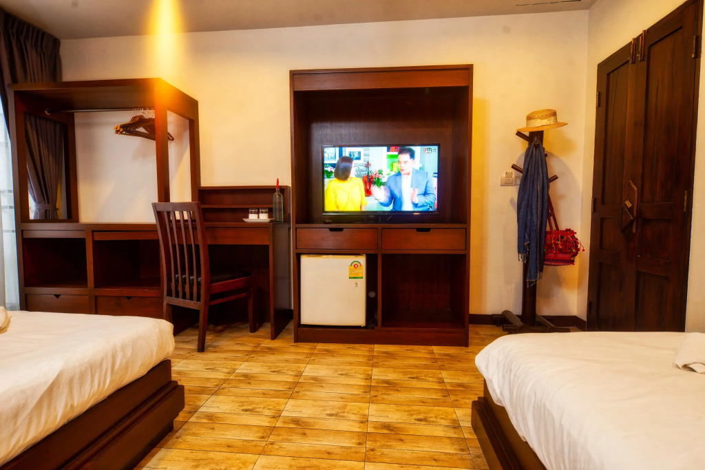 Ban Kong Rao Guesthouse - Quiet Santitham Oasis - Charming Garden & Mountain Views