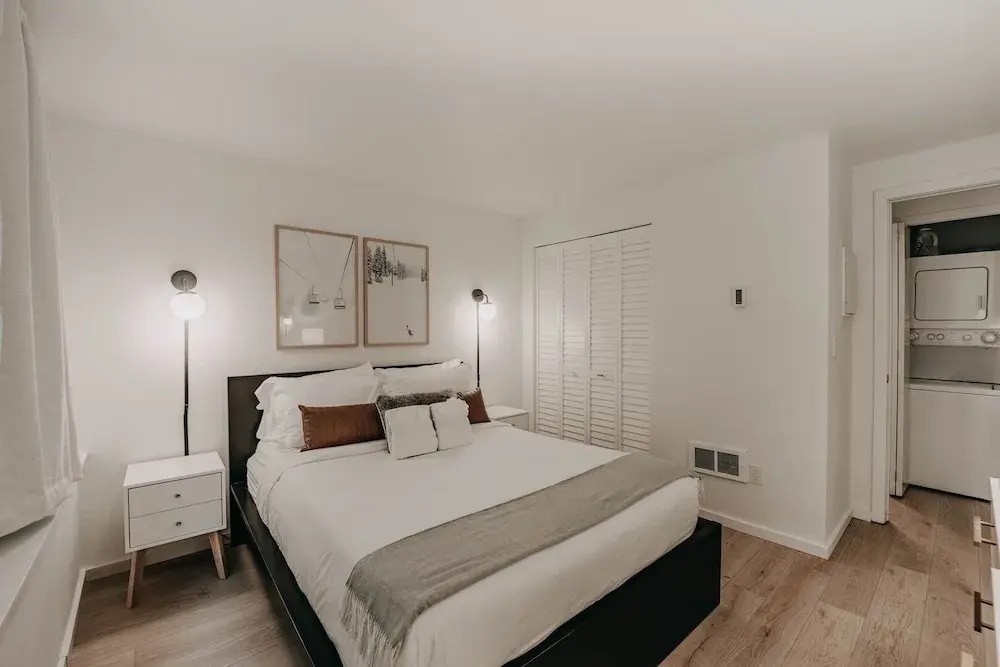 64sw - Pets Ok - Wood Stove - Sleeps 4 1 Bedroom Condo by RedAwning