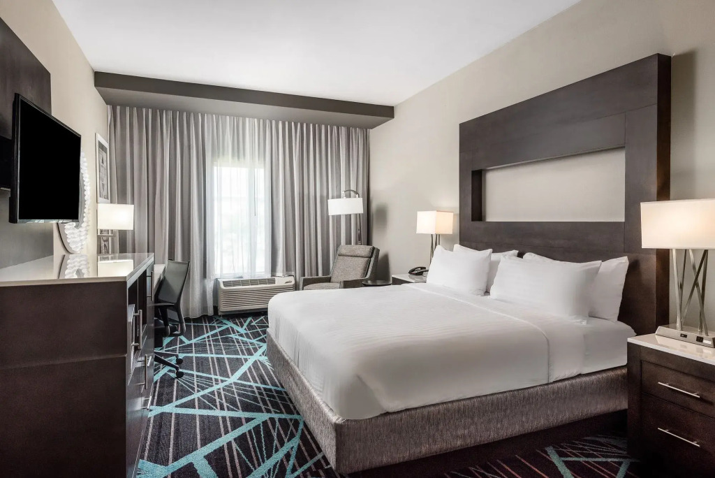 Holiday Inn Express & Suites - Charlotte Airport by IHG