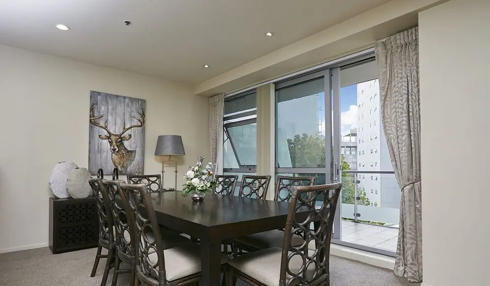 QV Spacious Bright Apartment with Balconies and Parking - 932