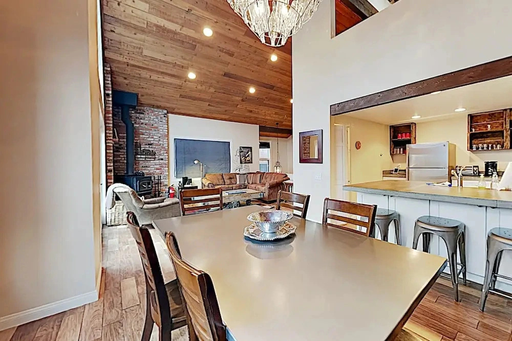 Remodeled Retreat w/ Spa & Pool, Near Eagle Lodge condo