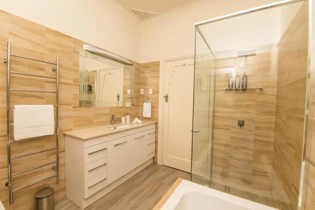 Hillside Cottage │ Comfy, Spacious, Walk to CBD & Stannies