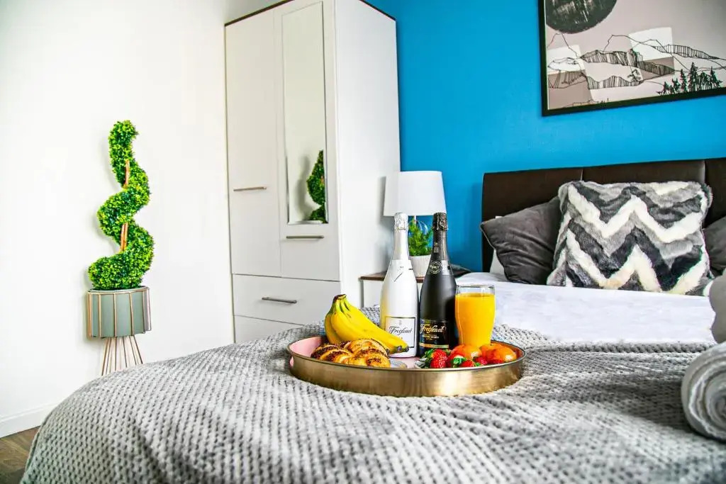 6 Bedroom House - Central MK - Free Parking, Smart TV, Fast Wifi and Garden - Perfect for Contractors and Large Groups by Yoko Property
