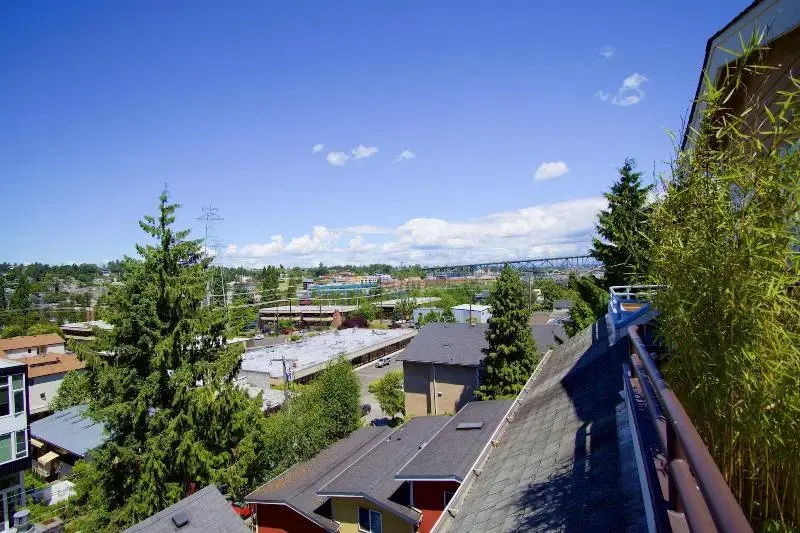 Walkable OTS Mid Century Condo-Pool