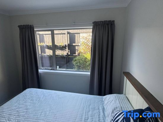 Spacious One-Bedroom with Private Bathroom   Aotea