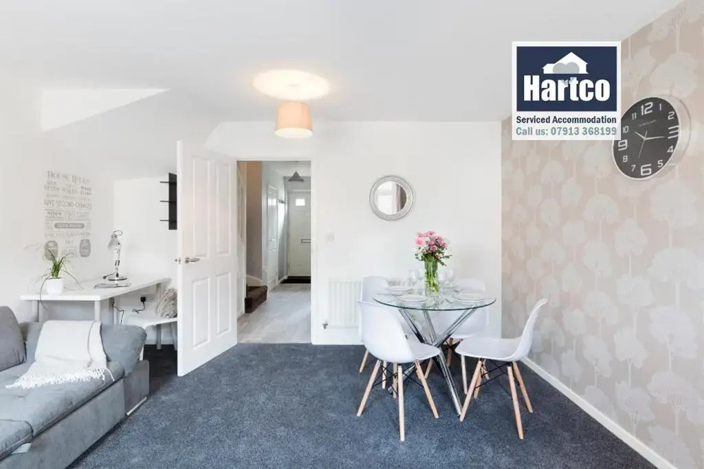 "Book Today" - 4 bed house, Sleeps up to 10, Free wifi, Perfect for Family & Business Travelers - Hartco Serviced Accommodation Walsall