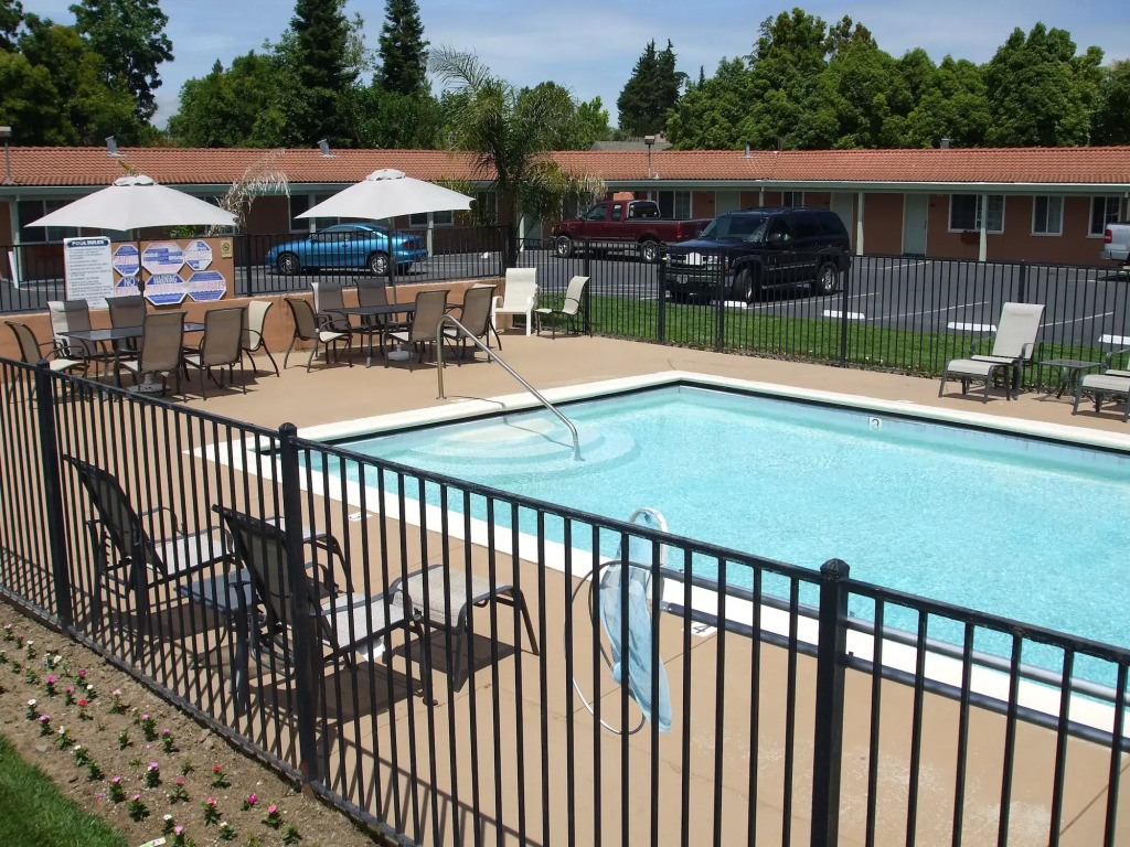 Tri-Valley Inn & Suites