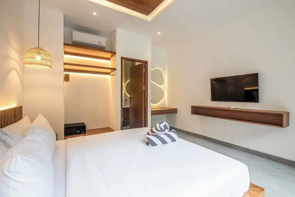 Exquisite 5BR Modern Villa 400m From the Ocean