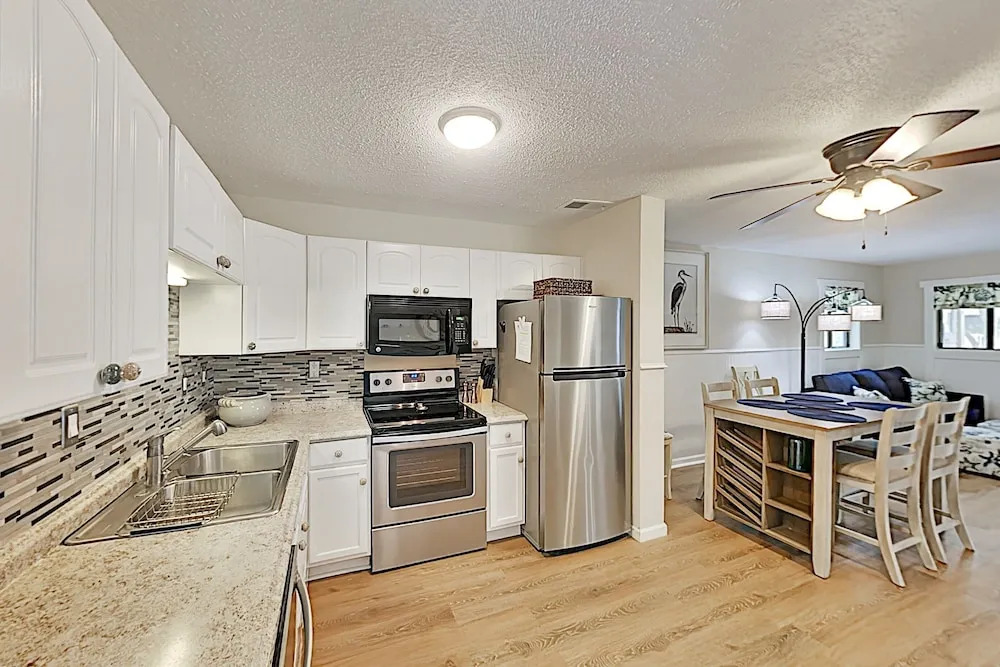 Peaceful Beach Getaway W/ 3 Pools & Tennis 2 Bedroom Condo