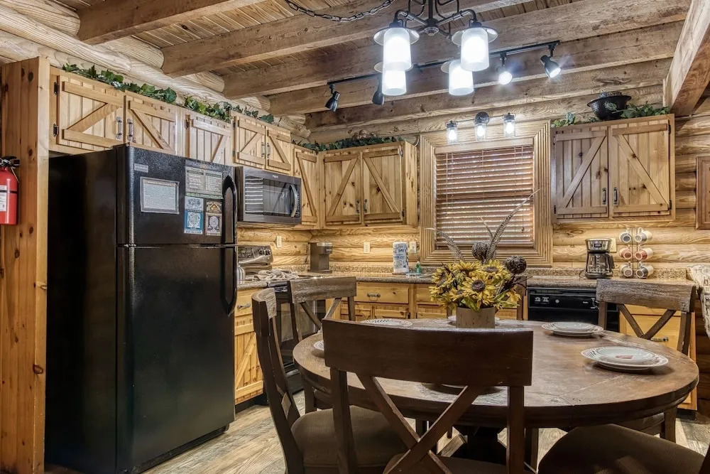 Er20 - Eagles Roost Great Location! - Close To Town! 4 Bedroom Cabin by RedAwning