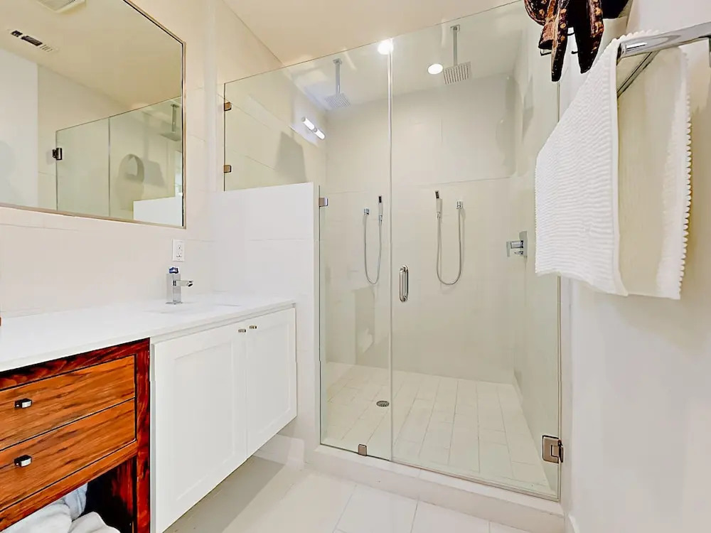3br W/ Contemporary Kitchen, Patios 3 Bedroom Duplex