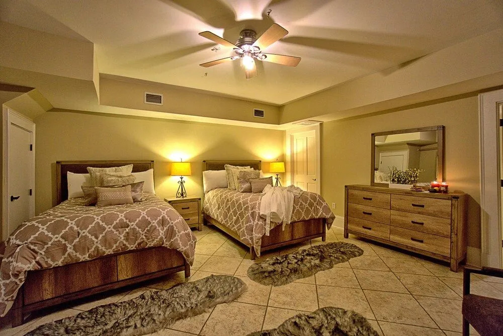 Comfy Carriage House Steps from the River