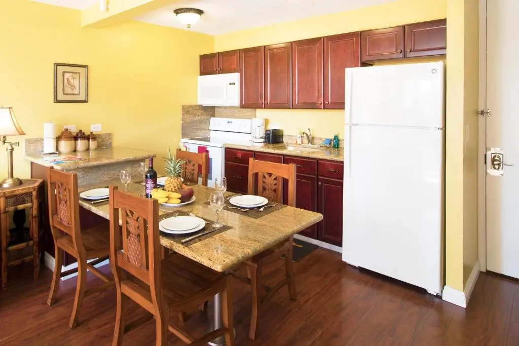 Beautiful 8th Floor 1 Bedroom Condo | 1 Block to Beach | Free Parking & WIFI