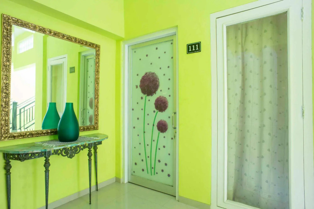 RedDoorz near Pramuka