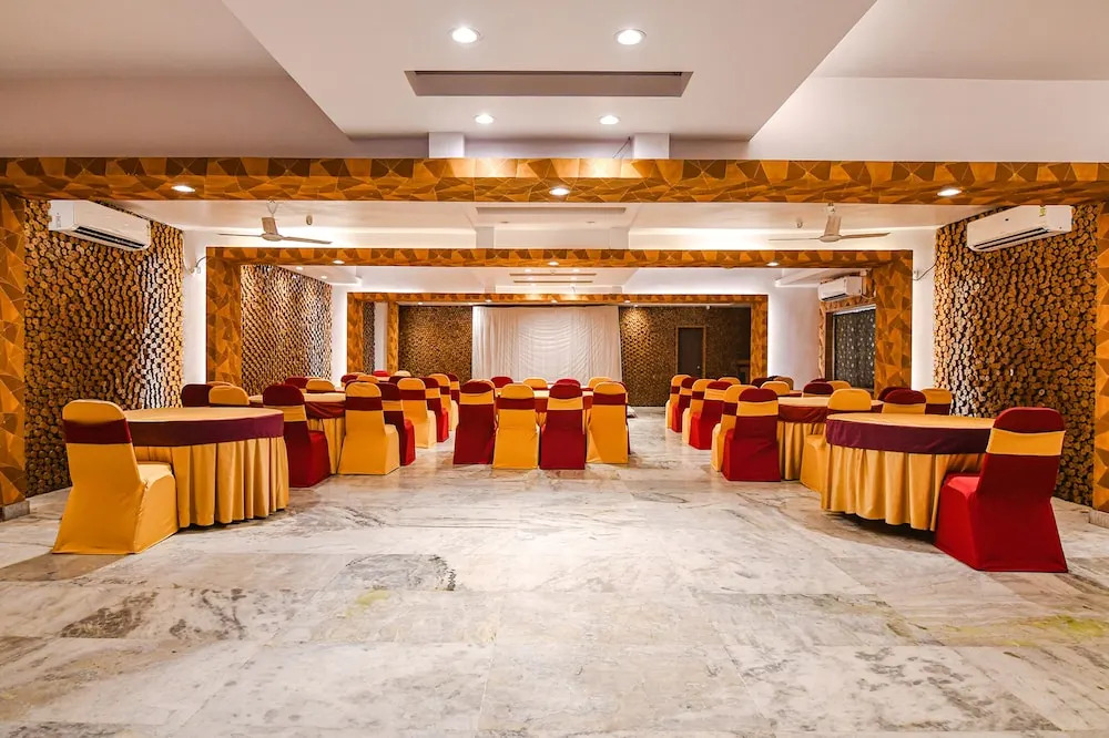 Fabhotel Shivani International