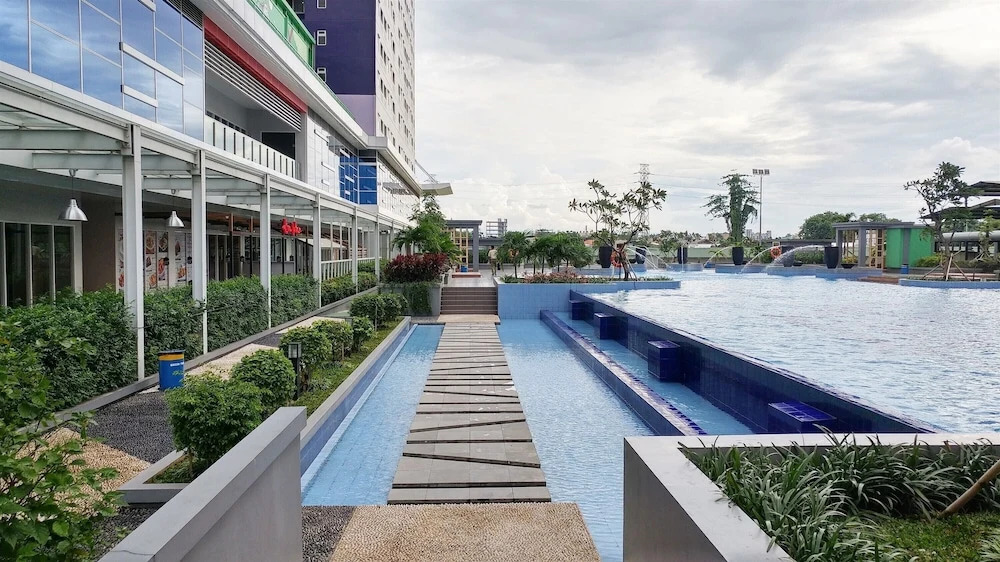 Homey And Comfortable Studio At Green Pramuka City Apartment