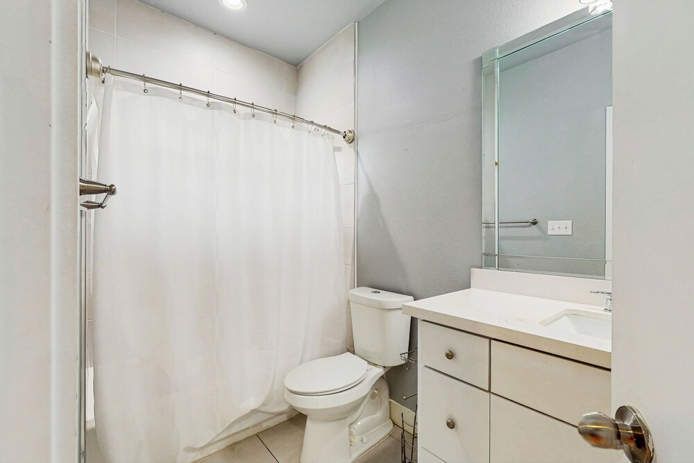 3 BR Home w/ Billiards & Ping Pong, Near Downtown